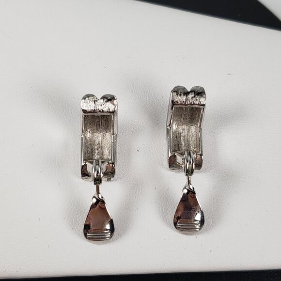 Vintage Signed Monet Architectural Geometric Ribbed Arch Clip On Earrings - Picture 13 of 15